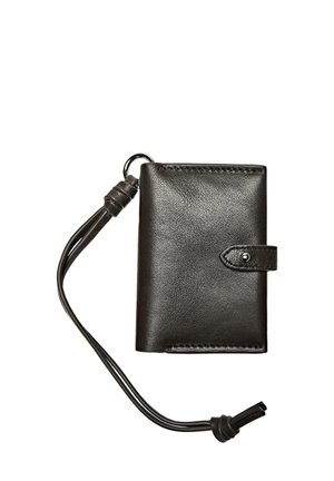 Portafoglio in pelle nera con una superficie liscia, forma rettangolare, chiusura con bottone a scatto e una tracolla staccabile con connettore.