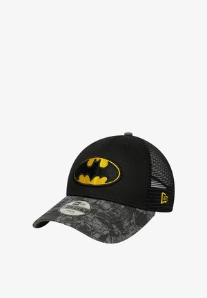 Cappellino da baseball nero con logo di Batman ricamato in giallo. La visiera presenta un motivo grigio mimetico. Retro in rete per la traspirabilità.