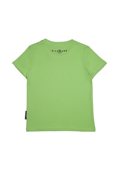 Maglietta a maniche corte verde chiaro con la scritta "Richmond London" vicino al collo e una piccola etichetta nera sulla cucitura laterale sinistra.