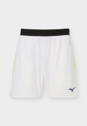 Beli športni kratki hlači s črnim elastičnim pasom in majhnim temnomodrim logotipom na levi nogi, položeni ravno na belem ozadju.