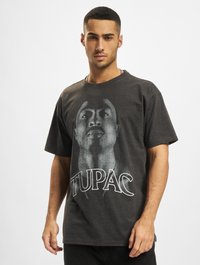 Svart bomull t-skjorte med grafikk av Tupac på fronten og hvit skrift. Korte ermer og en avslappet passform. Glatt tekstur.