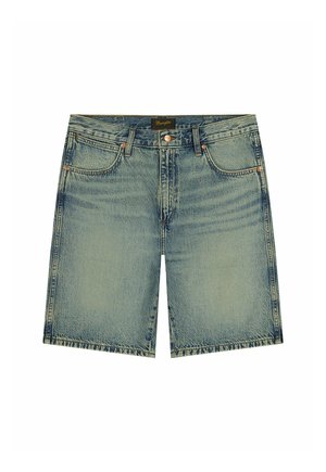 Hellblaue Jeansshorts mit fünf Taschen, Knopfverschluss und einem Wrangler-Etikett am Bund.