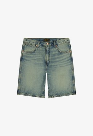 Lichtblauwe denimshorts met vijf zakken, knoopsluiting en een Wrangler-label op de tailleband.