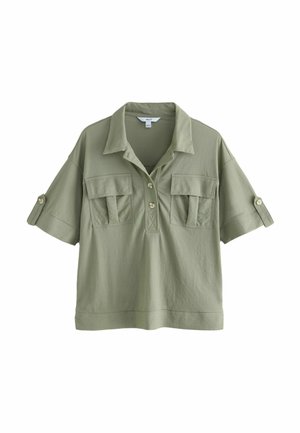 Camicia verde oliva a maniche corte con colletto, due tasche frontali e dettagli con bottoni, realizzata in morbido tessuto di cotone.