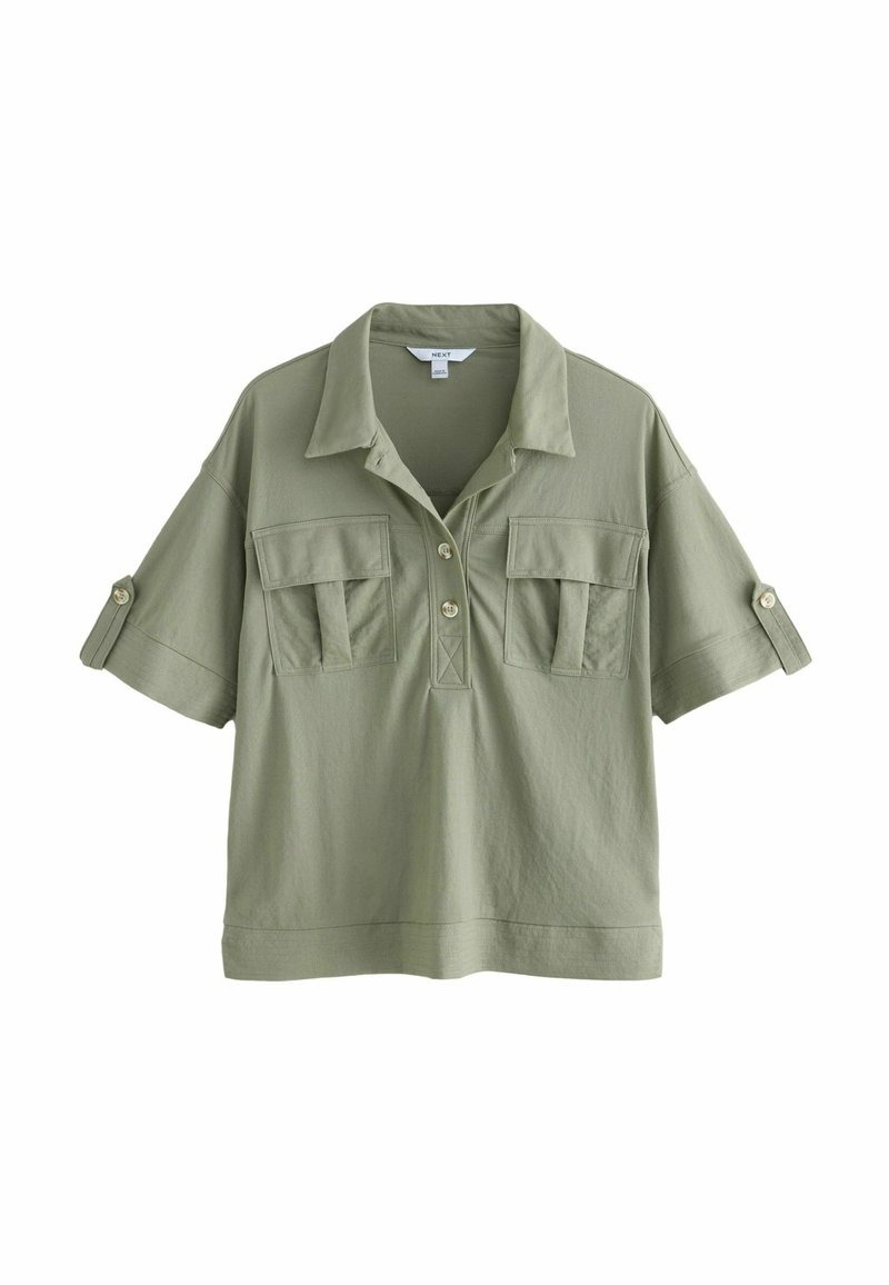 Camicia verde oliva a maniche corte con colletto, due tasche frontali e dettagli con bottoni, realizzata in morbido tessuto di cotone.
