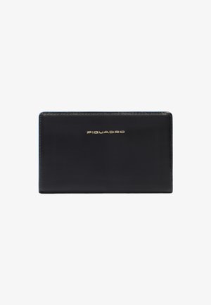 Portefeuille en cuir noir à finition lisse, avec un logo doré embossé sur le devant, de forme rectangulaire et au design minimaliste.