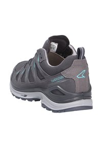 Scarpa da trekking grigia con pannelli in rete e accenti turchesi. Dotata di suola in gomma e collo imbottito per comfort e supporto.