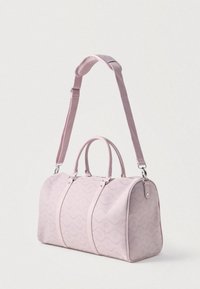 Világos rózsaszín sporttáska textúrált anyagból, kettős fogantyúval, levehető pánttal és finom hullámos mintával. Cipzáras záródás.