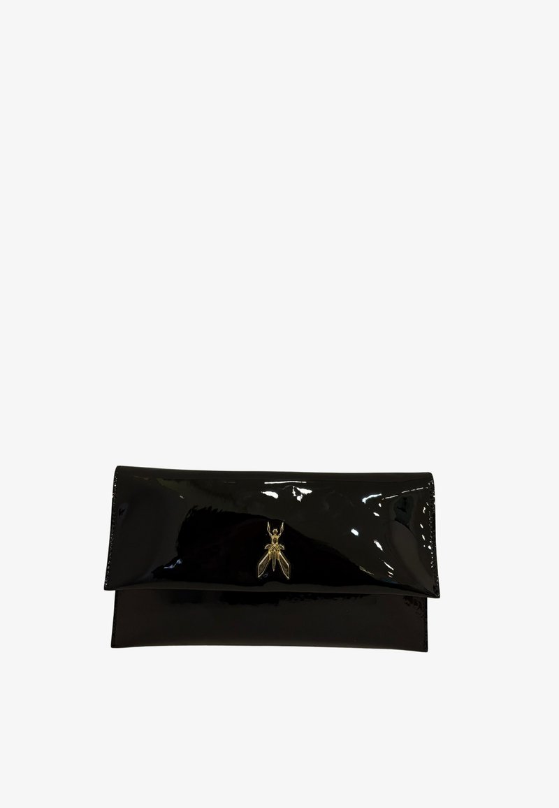 Pochette en cuir verni noir avec une fermeture à rabat. Caractérisée par un accent d'insecte doré à l'avant. Surface lisse et brillante. Forme rectangulaire.