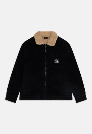 Chaqueta de pana negra con un collarete de piel sintética beige, cierre frontal con cremallera, bolsillo en el pecho y parche de logo en el lado izquierdo.