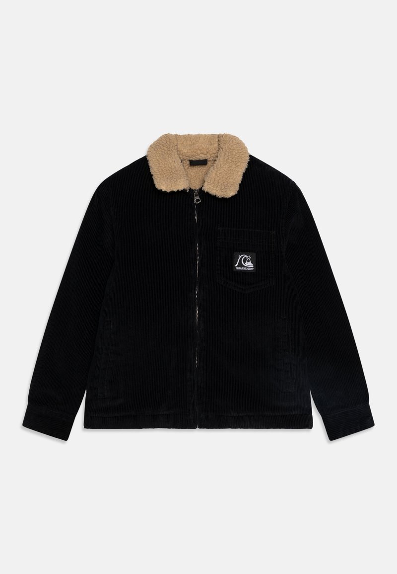 Chaqueta de pana negra con un collarete de piel sintética beige, cierre frontal con cremallera, bolsillo en el pecho y parche de logo en el lado izquierdo.