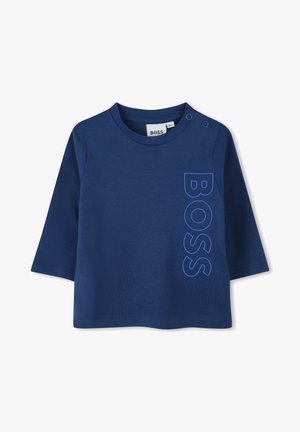 T-shirt a maniche lunghe blu navy in cotone, con logo verticale "BOSS" in blu chiaro e dettagli con bottoni sulle spalle.