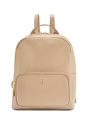 Beżowy plecak z teksturowanej skóry z przednią kieszenią na zamek, złotymi suwakami, małym złotym emblematem i regulowanymi paskami na ramiona.