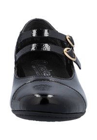 Scarpa piatta in pelle verniciata nera con due cinturini regolabili e fibbie a forma di cuore dorate, punta arrotondata e soletta imbottita.