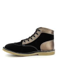 Stivale alla caviglia in suede nero con accenti metallici bronzo, punta tonda, sei occhielli per la lace, cuciture a contrasto e suola in gomma leggera.