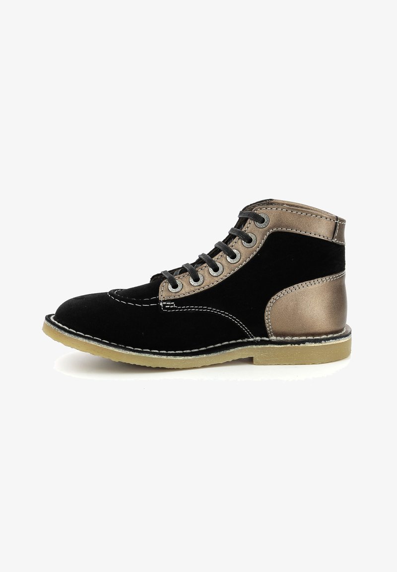 Botte de cheville en daim noir avec des accents en bronze métallique, bout arrondi, lacets à six œillets, coutures contrastantes et semelle en caoutchouc légère.