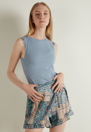 IN LEINWANDBINDUNG MIT RÜSCHEN - Wrap skirt - multifarben bandana print