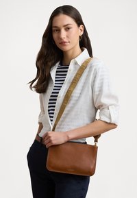 LEATHER MEDIUM LANDYN CROSSBODY BAG - Borsa a tracolla - lauren tan