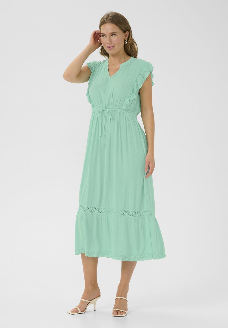 Vestido maxi verde menta claro con mangas de capucha acampanadas, un cinturón ajustado en la cintura, tejido texturizado y detalles de encaje en el dobladillo.