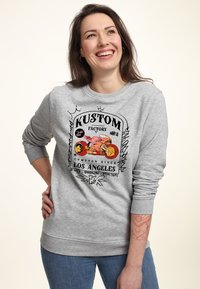 Šedá mikina s kulatým výstřihem, která má potisk motorky a text "KUSTOM FACTORY" a "LOS ANGELES". Dlouhé rukávy a ribované manžety.