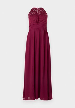 Bordó színű ujjatlan maxiruha csipkés felsőrésszel, magas nyakkivágással, kulcslyuk hátoldallal, ráncolt derékkal és légies sifon szoknyával.