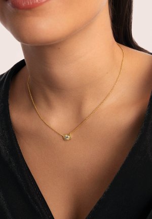 Goldene Halskette mit einer zarten Kette, ausgestattet mit einem quadratischen Anhänger, der einen kleinen, klaren Stein in einem strukturierten Rand beherbergt.