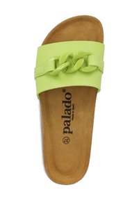 Tongs en plastique vert avec un accent de chaîne brillante, semelle intérieure en suède doux et un logo marqué. Design plat avec un bout ouvert.