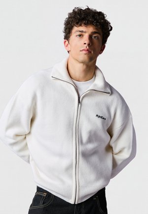 Bershka, BOXY FIT KNITTED ZIP-UP - JACKET - Gilet - white