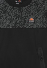 Schwarzer Sweatshirt mit wavy grauem Muster im oberen Bereich, ausgestattet mit einem dezenten Logo und einer seitlichen Reißverschlusstasche.
