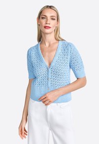 Cardigan lavorato a maglia blu chiaro con maniche corte, caratterizzato da un motivo in pizzo floreale, polsini a coste e una profonda scollatura a V con chiusura a bottoni.