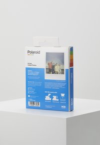 Συσκευασία φωτογραφιών Polaroid 8 χρωμάτων, λευκό και μπλε κουτί με εικόνες, πολύχρωμες οριζόντιες γραμμές και κείμενο που αναφέρει προδιαγραφές φωτογραφιών.