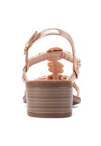 Sandal in oro rosa con cinturini, tacco basso a blocco, decorazioni floreali e finitura metallizzata sulle cinghie. Suola testurizzata con linee orizzontali.