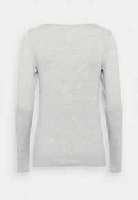 Šedá dlouhá košile s dlouhými rukávy, vyrobená z měkké tkaniny, má kulatý výstřih a hladkou texturu, s přiléhavým střihem a bez viditelných vzorů.