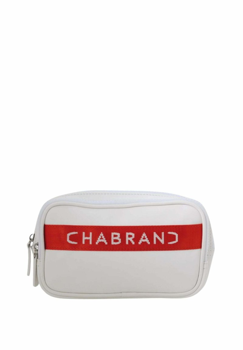 Trousse de maquillage blanche avec bande en tissu rouge arborant le logo "CHABRAND". Fabriquée en matériau synthétique, bords arrondis, fermeture à glissière, design compact.