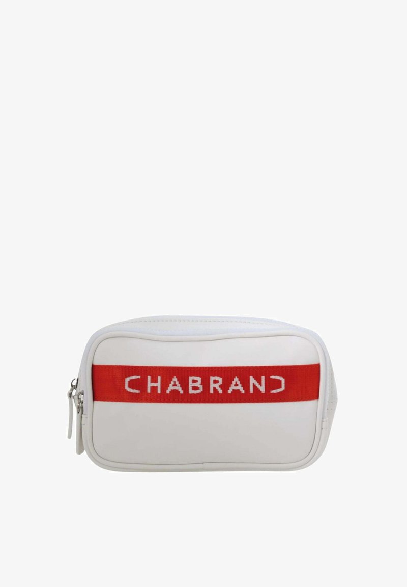 Trousse de maquillage blanche avec bande en tissu rouge arborant le logo "CHABRAND". Fabriquée en matériau synthétique, bords arrondis, fermeture à glissière, design compact.