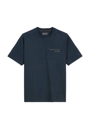 T-shirt en coton bleu marine avec un col rond, des manches courtes et un texte subtil à l'avant en beige clair. Coupe classique, design simple.