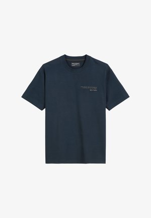 T-shirt en coton bleu marine avec un col rond, des manches courtes et un texte subtil à l'avant en beige clair. Coupe classique, design simple.