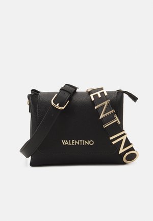 Czarna skórzana torebka Valentino na ramię z złotą klamrą i dużymi złotymi literami tworzącymi napis "VALENTINO" na pasku.