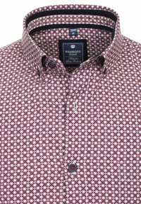 Kurzärmliges Hemd mit Knöpfen in Burgunderrot mit geometrischem Muster. Verfügt über einen klassischen Kragen und marineblaue Akzente am inneren Kragen und den Knöpfen.