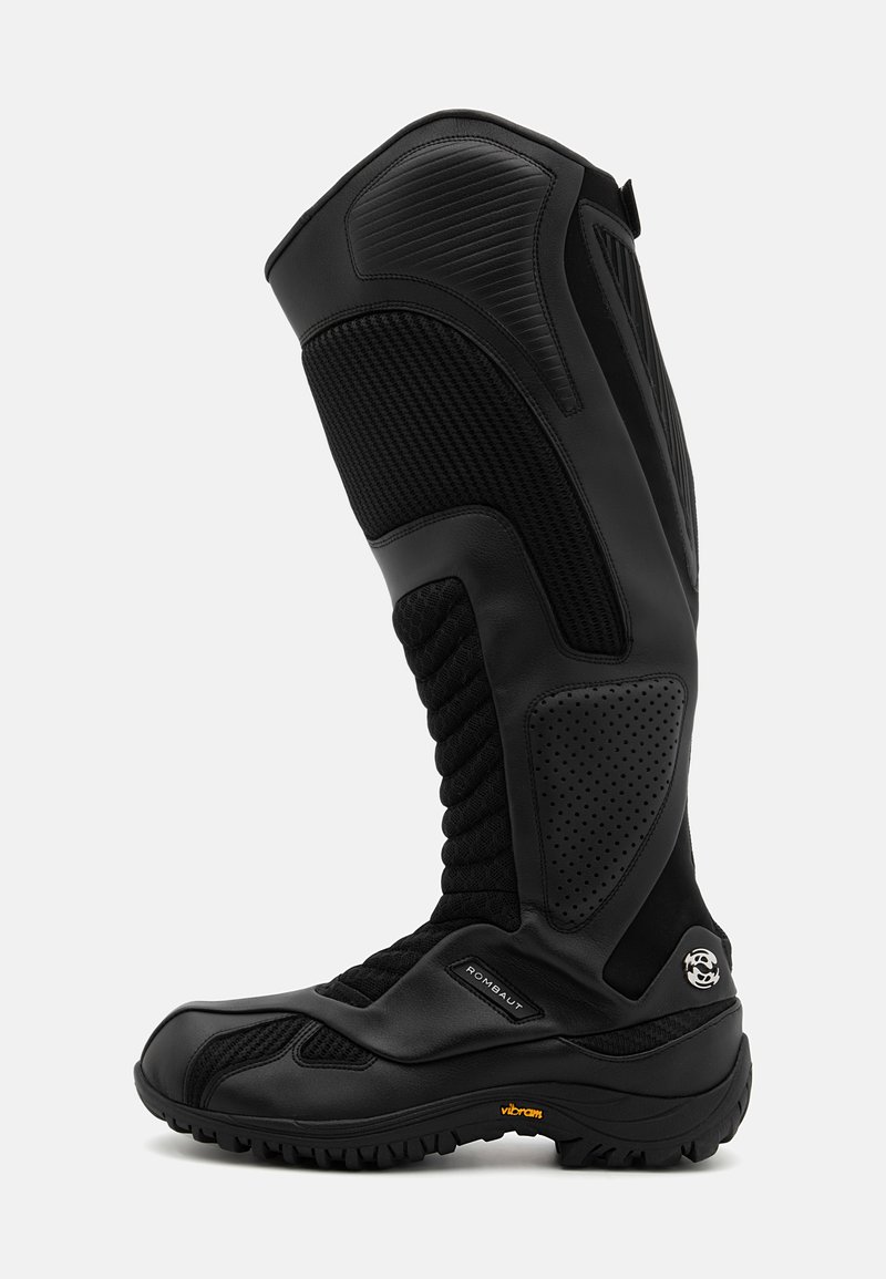 Las botas altas negras presentan una combinación de materiales lisos y texturizados, con un diseño acolchado, acentos perforados y una suela resistente. Se puede ver la marca Vibram.