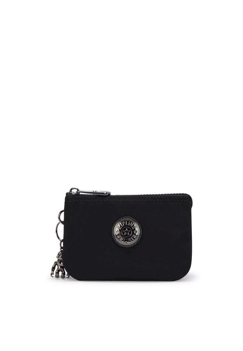 Portafoglio nero con zip realizzato in tessuto con una texture liscia, caratterizzato da un accento circolare con il marchio e una piccola catena metallica con charms.