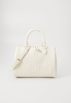 Borsa a tracolla bianca in pelle con superficie strutturata, doppi manici superiori, tracolla rimovibile e branding in rilievo "VALENTINO" sul davanti.