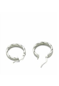 Srebrni uhani v obliki obročev s prepletenim dizajnom in varnim zapiranjem. Gladek tekstura s poliranim zaključkom in krožno obliko.