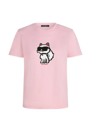Ροζ ανοιχτό t-shirt με κοντά μανίκια με καρτούν λευκή γάτα που φοράει μαύρα γυαλιά ηλίου τυπωμένη στο στήθος και κείμενο "KARL LAGERFELD" από κάτω.