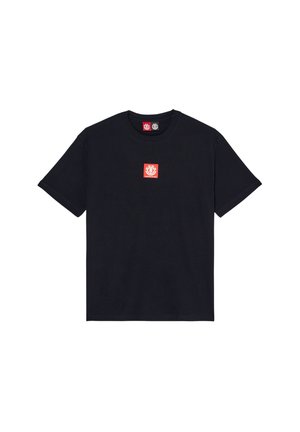 Czarny bawełniany T-shirt z krótkimi rękawami, okrągłym dekoltem i małą czerwoną naszywką z logo na przodzie. Klasyczny krój, gładka faktura, bez wzorów.