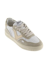 Sneaker bianco e beige con materiali in suede e pelle, accenti texturizzati, punta perforata, lacci piatti e dettagli glitterati sul tallone.