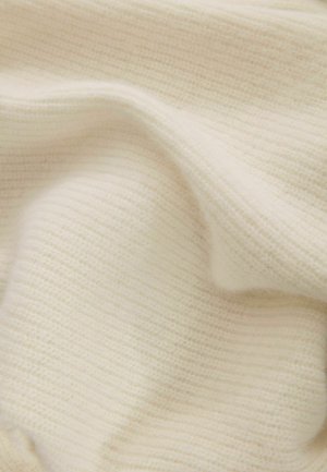 Cremfarbener Strickstoff mit einer feinen, gerippten Textur, drapiert, um weiche, dezente Schichten und Details des Webmusters zu zeigen.