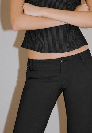 Bershka, LOW-RISE SLIM FIT - TROUSERS - Pantalon classique - black