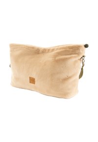 Borsa in ecopelliccia beige con una tracolla verde regolabile, una superficie testurizzata e una piccola toppa con logo marrone su un lato.