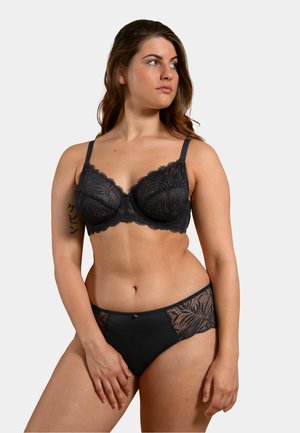 Soutien-gorge en dentelle noire avec des bonnets rembourrés, des bords festonnés et des bretelles réglables, associé à un slip noir assorti avec des panneaux en dentelle et une finition lisse.
